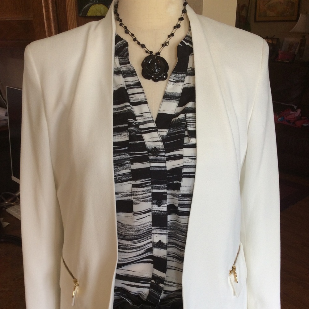 Black Flower Necklace, Pre-owned - Picture 3 of 11